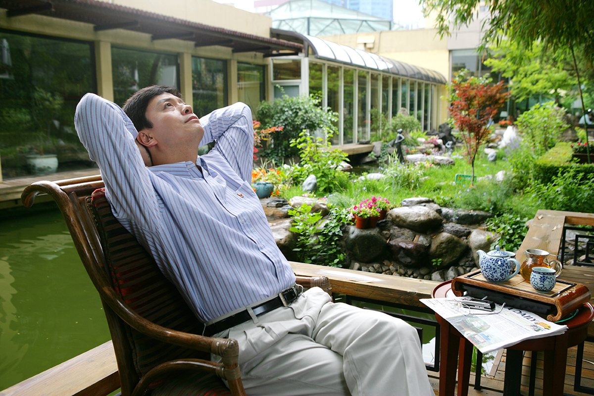 1769830651360243.jpg 沉思的中年男性.jpg